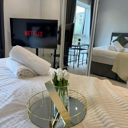 Kayz Lodge- Luxury Ensuite-Private & Shared Accommodation In A New House At The Olympic Village Overlooking Stratford Westfield And Tube Station ลอนดอน ภายนอก รูปภาพ