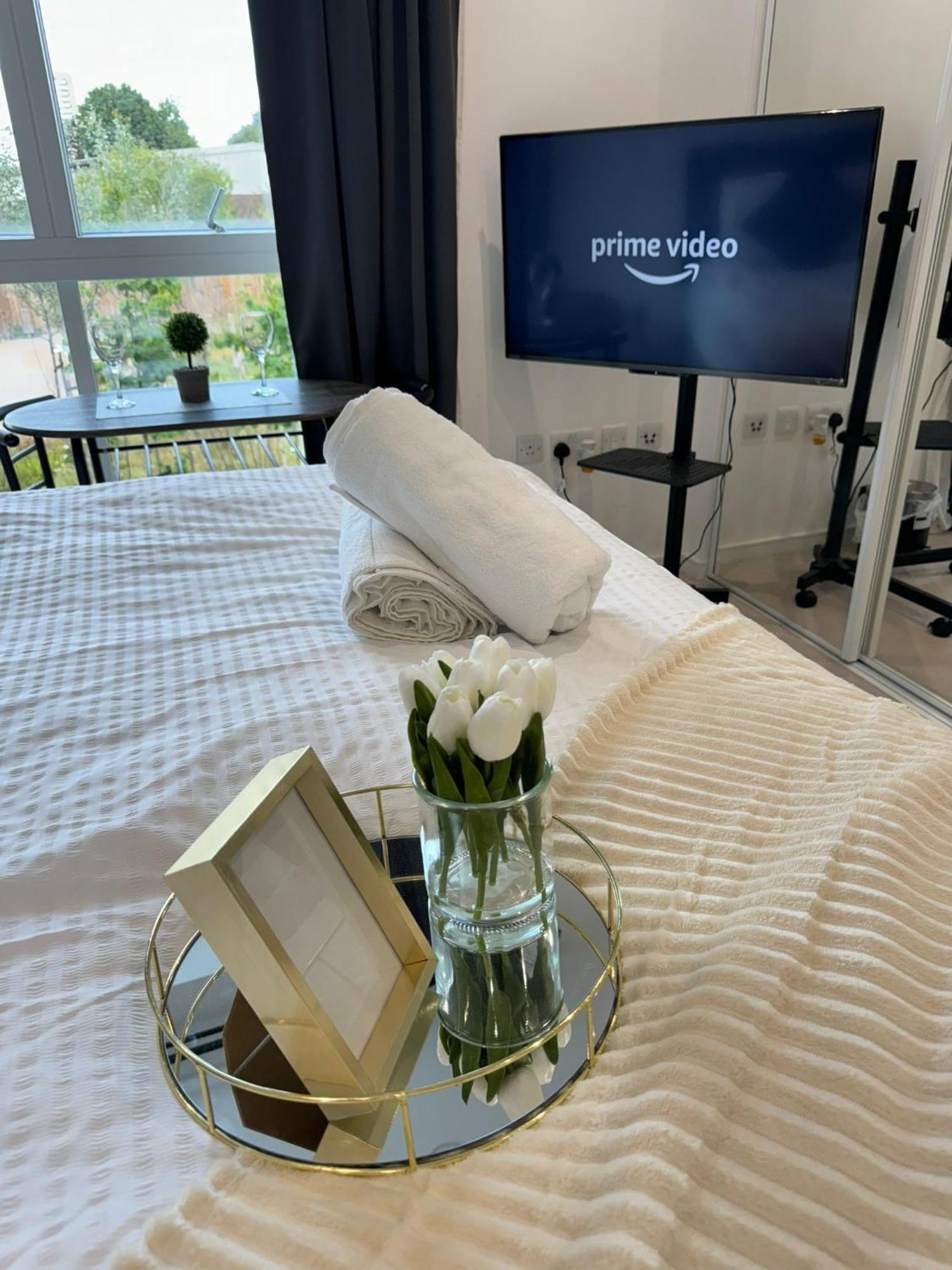 Kayz Lodge- Luxury Ensuite-Private & Shared Accommodation In A New House At The Olympic Village Overlooking Stratford Westfield And Tube Station ลอนดอน ภายนอก รูปภาพ