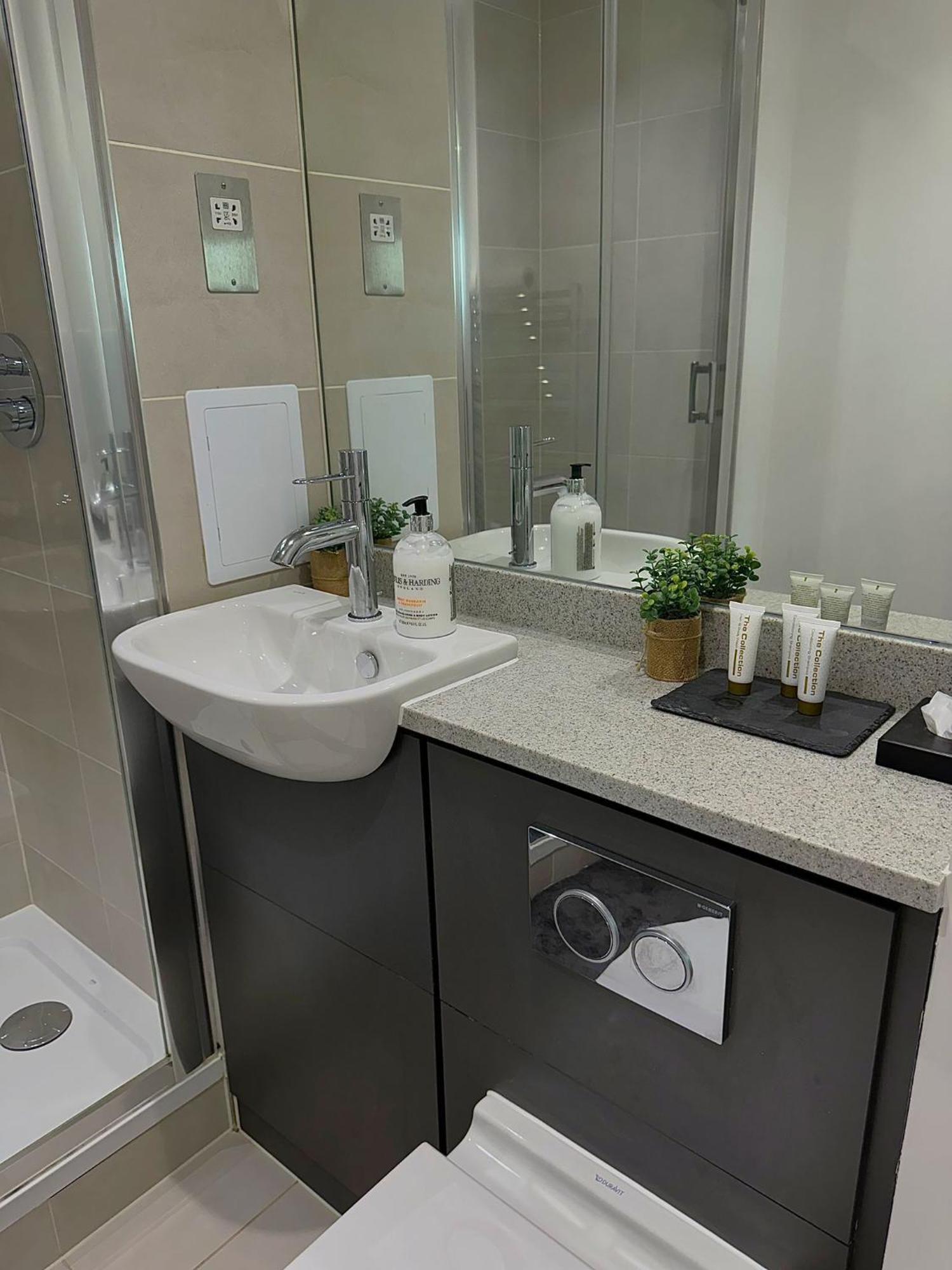 Kayz Lodge- Luxury Ensuite-Private & Shared Accommodation In A New House At The Olympic Village Overlooking Stratford Westfield And Tube Station ลอนดอน ภายนอก รูปภาพ