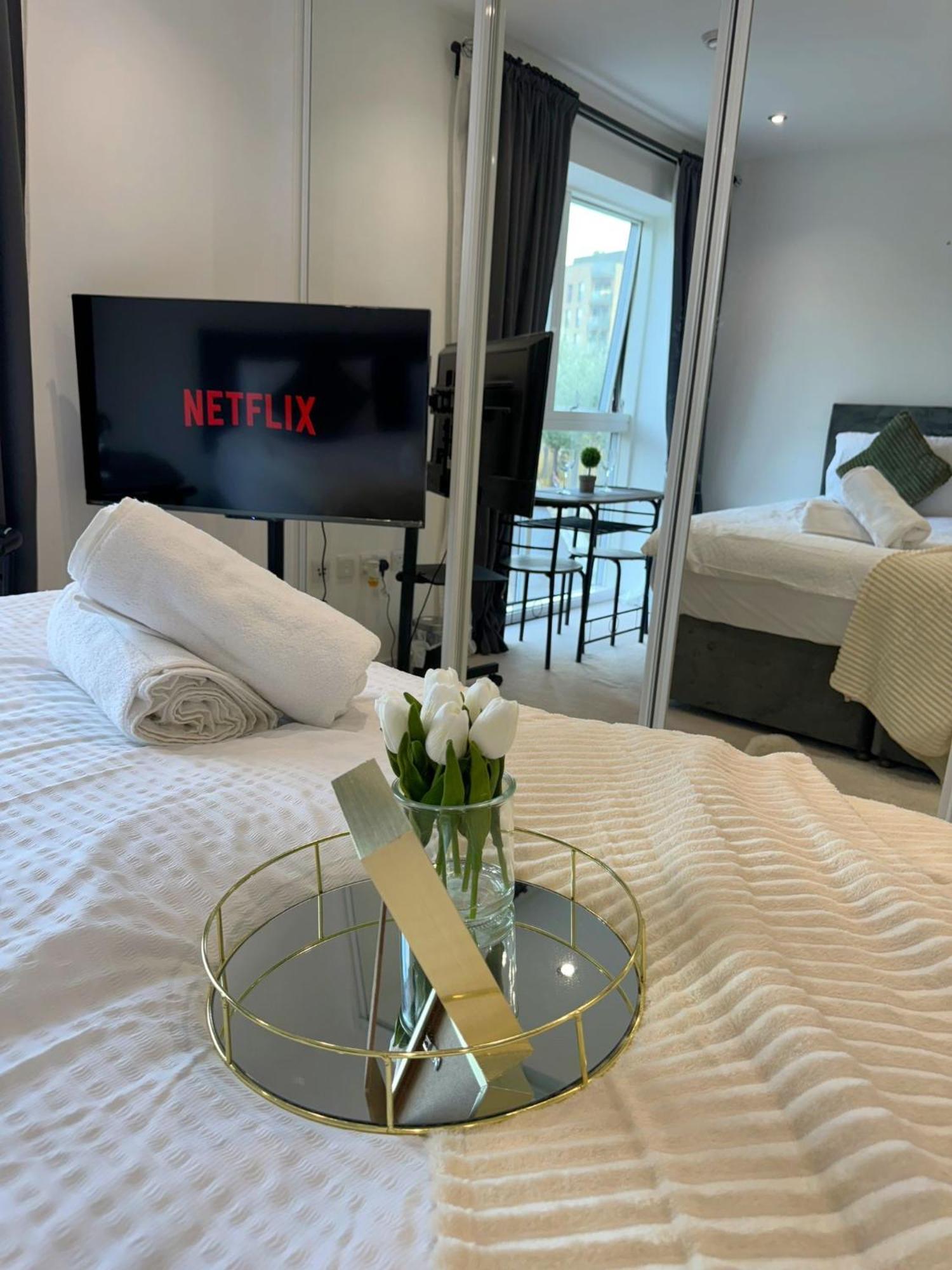 Kayz Lodge- Luxury Ensuite-Private & Shared Accommodation In A New House At The Olympic Village Overlooking Stratford Westfield And Tube Station ลอนดอน ภายนอก รูปภาพ
