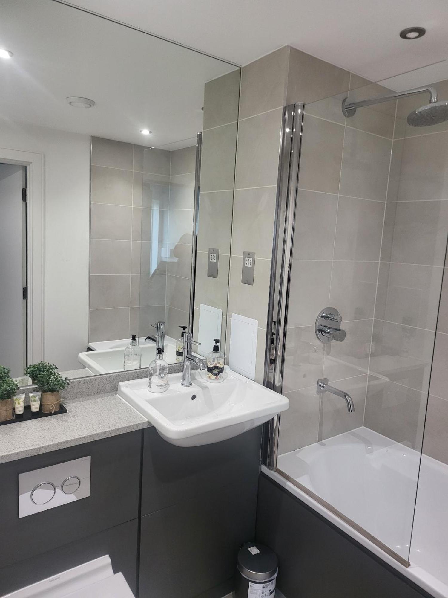 Kayz Lodge- Luxury Ensuite-Private & Shared Accommodation In A New House At The Olympic Village Overlooking Stratford Westfield And Tube Station ลอนดอน ห้อง รูปภาพ