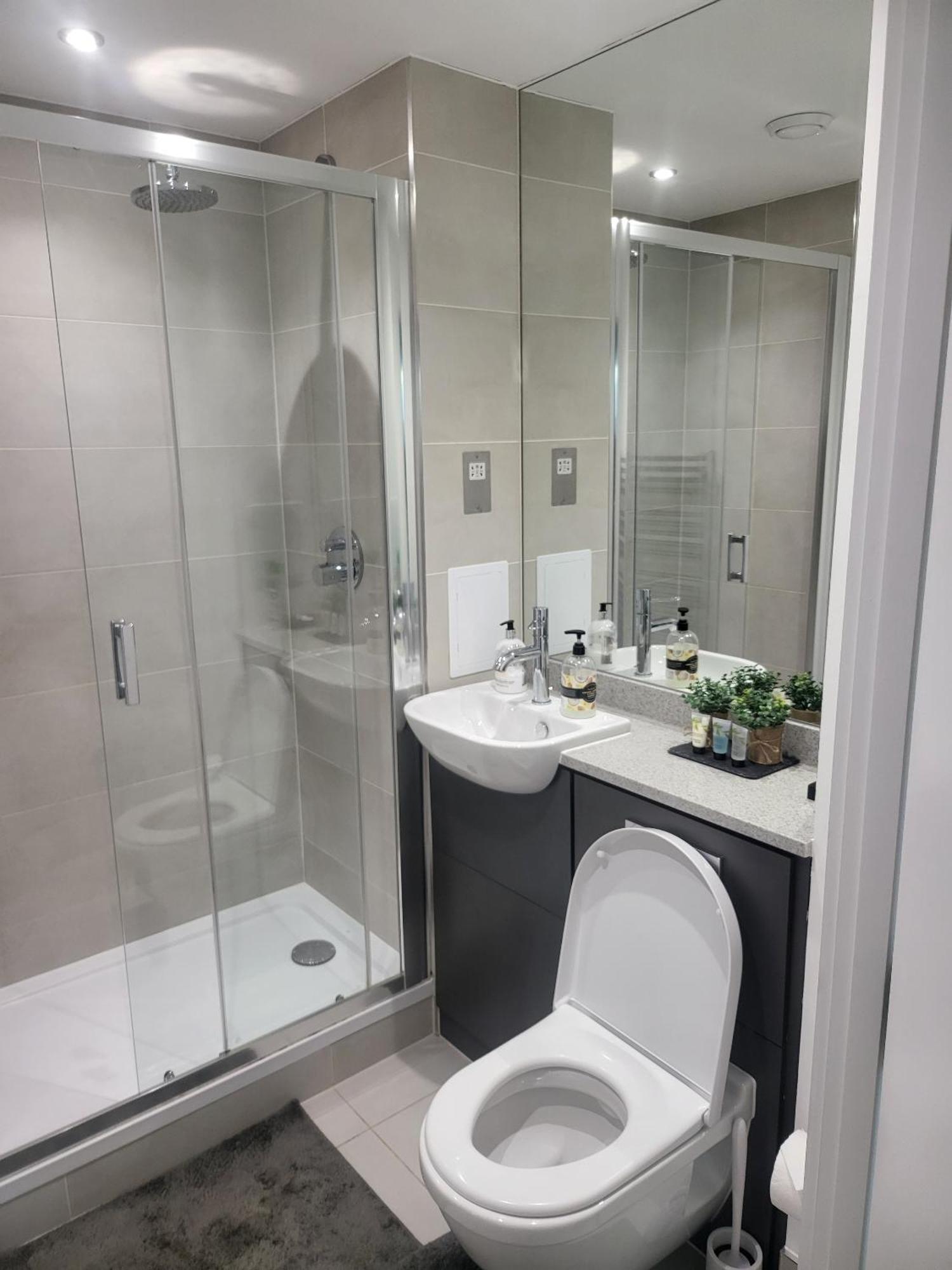 Kayz Lodge- Luxury Ensuite-Private & Shared Accommodation In A New House At The Olympic Village Overlooking Stratford Westfield And Tube Station ลอนดอน ห้อง รูปภาพ