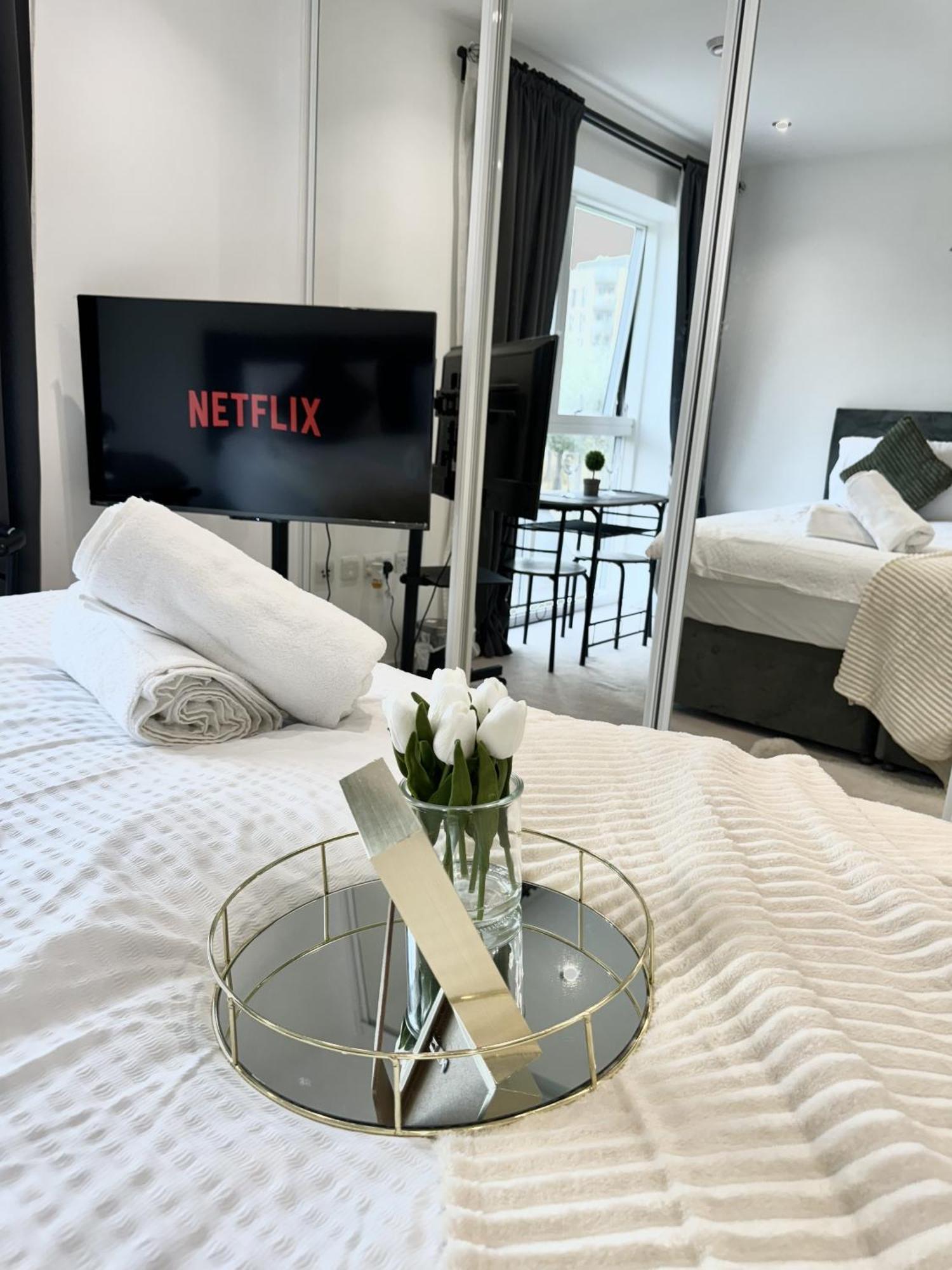 Kayz Lodge- Luxury Ensuite-Private & Shared Accommodation In A New House At The Olympic Village Overlooking Stratford Westfield And Tube Station ลอนดอน ห้อง รูปภาพ