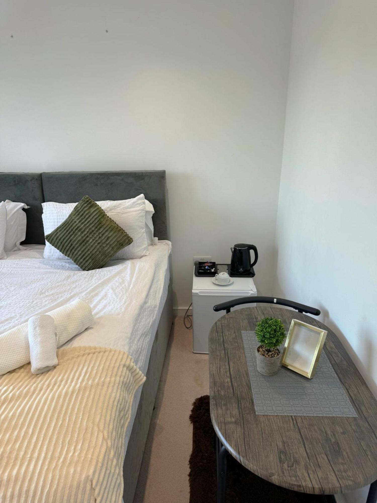 Kayz Lodge- Luxury Ensuite-Private & Shared Accommodation In A New House At The Olympic Village Overlooking Stratford Westfield And Tube Station ลอนดอน ภายนอก รูปภาพ