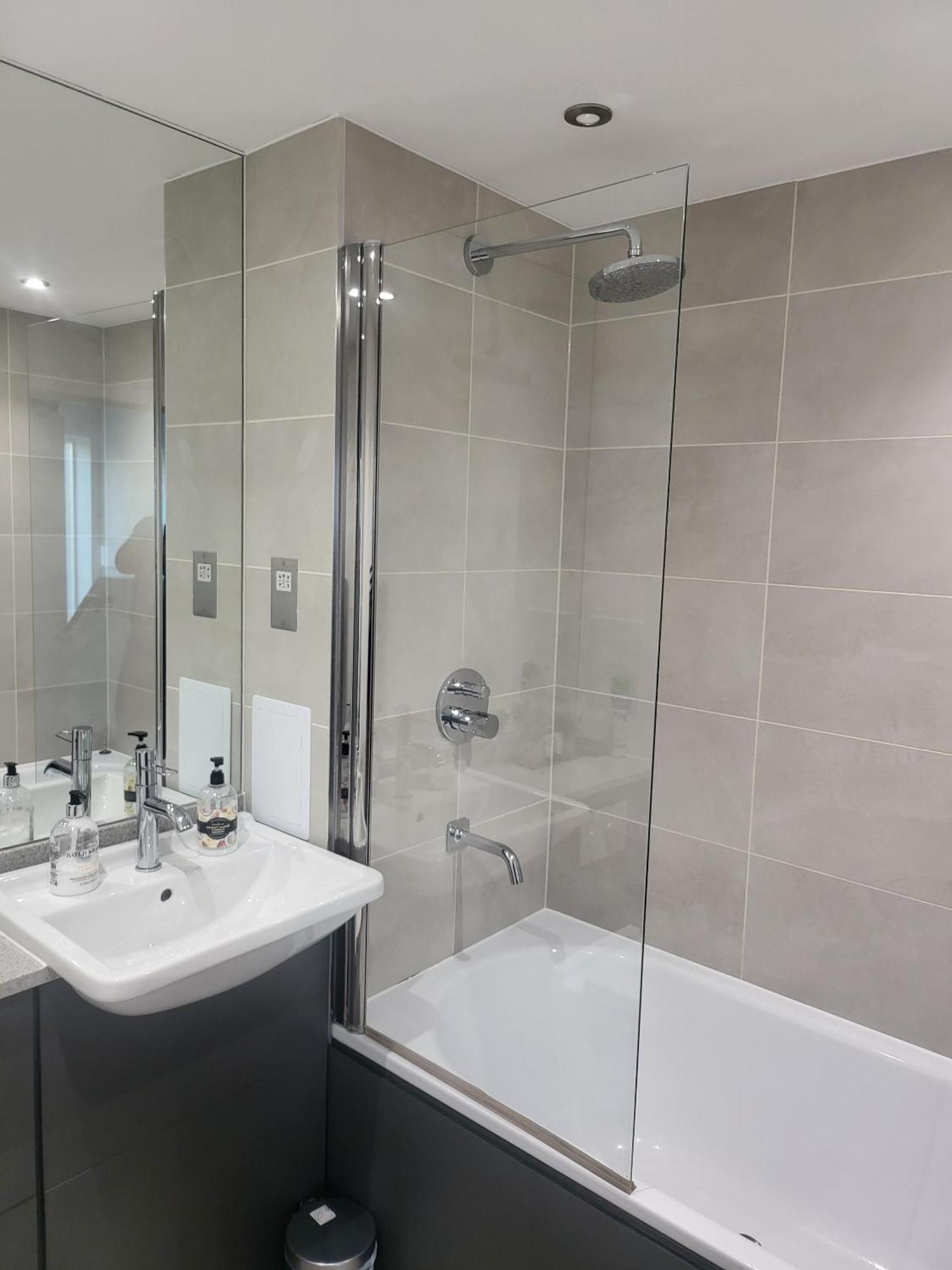 Kayz Lodge- Luxury Ensuite-Private & Shared Accommodation In A New House At The Olympic Village Overlooking Stratford Westfield And Tube Station ลอนดอน ห้อง รูปภาพ