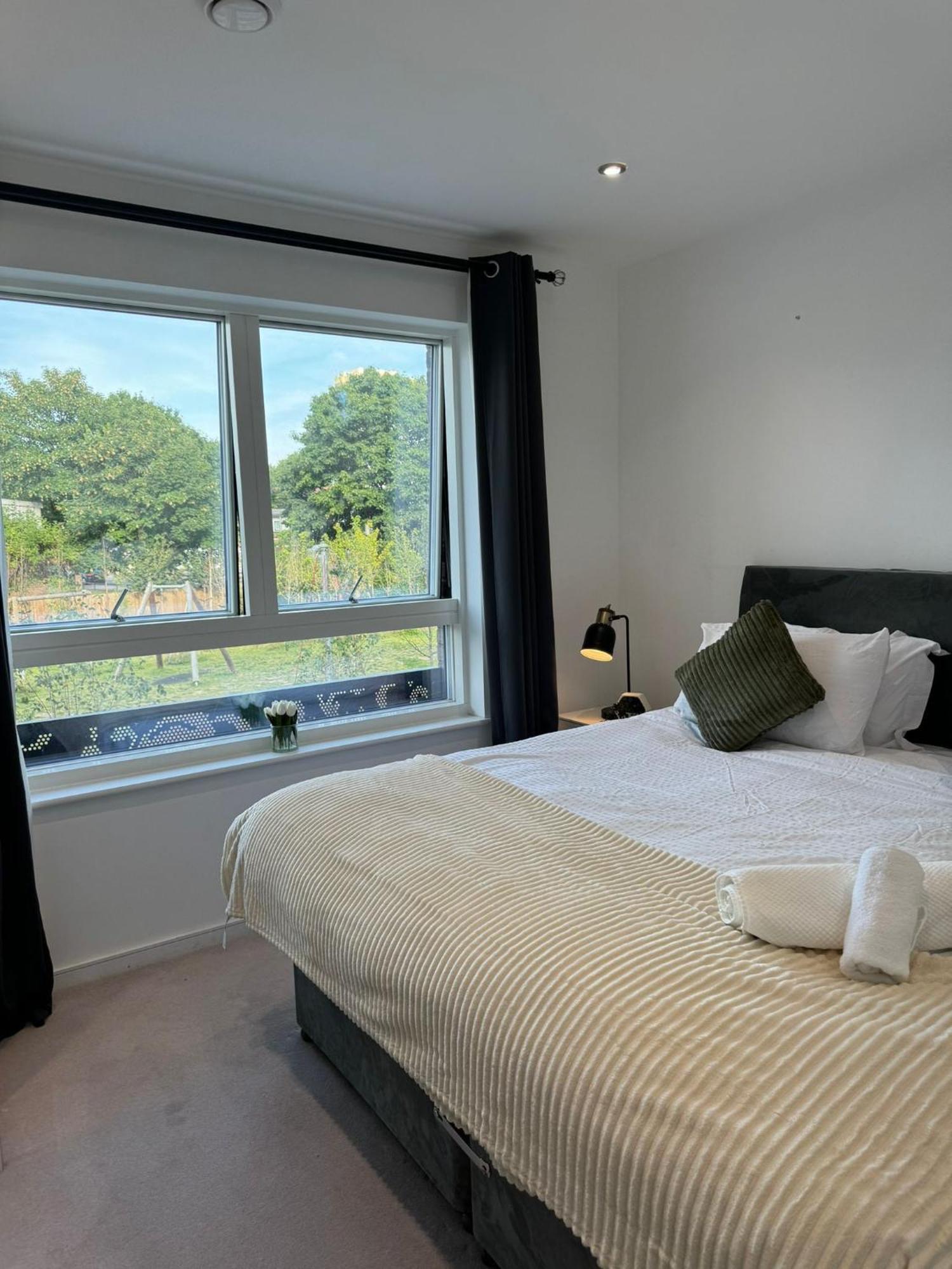Kayz Lodge- Luxury Ensuite-Private & Shared Accommodation In A New House At The Olympic Village Overlooking Stratford Westfield And Tube Station ลอนดอน ภายนอก รูปภาพ