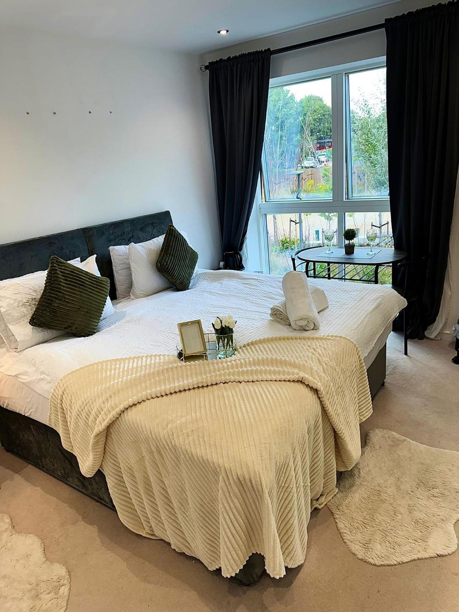 Kayz Lodge- Luxury Ensuite-Private & Shared Accommodation In A New House At The Olympic Village Overlooking Stratford Westfield And Tube Station ลอนดอน ภายนอก รูปภาพ